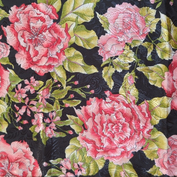 Rectangular lightweight scarf with roses - Picture 3 of 8